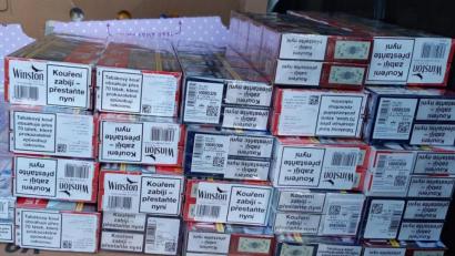 Symbolbild: Bundespolizei/exb
Zahlreiche Stangen Zigaretten stellten die Beamten der Bundespolizei im Bereich des ehemaligen Grenzüberhganges Höll sicher.