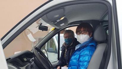 Bild: Bettina Weisheit/Stadtbibliothek Amberg/exb
Kerstin Klemm (im Vordergrund) und Uschi Grund strahlen, das sieht man trotz der Masken: Die beiden waren am Montag als Liefer-Team der Stadtbibliothek im Einsatz und haben damit viele Menschen glücklich gemacht.
