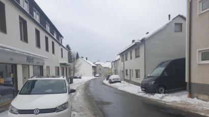 Bild: ws
Noch gibt es für die Bahnhofstraße und die Philipp-Mühlmayer-Straße keine Parkregelung. Ab 1. Februar soll aber in den Straße ein eingeschränktes Halteverbot gelten, dann ist das Parken nicht mehr erlaubt.