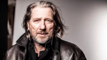 Bild: Susi Knoll/exb
15 Jahre lang war Michael Fitz Ermittler beim Münchener Tatort, seit 2016 spielt er nun in der Fernsehreihe „Die Toten von Salzburg“ den Kommissar Hubert Mur.