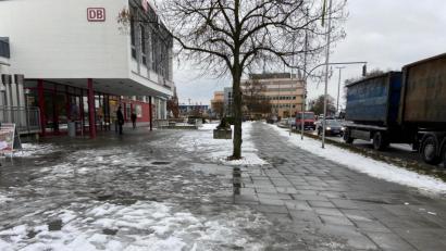 Bild: ass
Wenn es kalt wird in der Nacht, ist es vor dem Amberger Bahnhof derzeit sehr rutschig. Tagsüber, bei Temperaturen oberhalb des Gefrierpunkts, verwandelt sich alles zu Matsch.