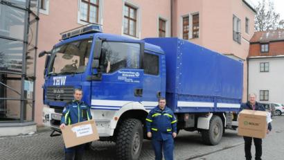 Bild: Christine Hollederer/exb
Thomas Schuhmann und Günter Götz (von links) vom Technischen Hilfswerk Sulzbach-Rosenberg übergaben die kostenlosen FFP2-Masken für pflegende Angehörige an Landrat Richard Reisinger.