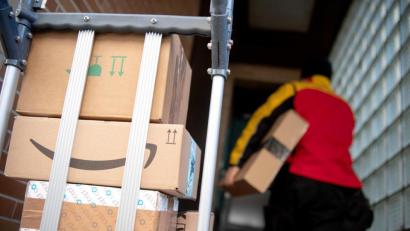 Symbolbild: Sebastian Gollnow/dpa
Kratzgeräusche aus einem Paket haben am Samstag eine Paketbotin irritiert. Adressiert war der Karton an ein Speiselokal im Eschenbacher Raum.