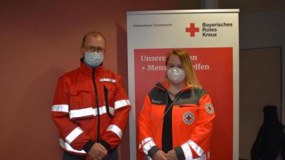 Bild: lue
Der Ärztliche Leiter des Impfzentrums Tirschenreuth, Dr. Mathias Kalkum, und Notfallsanitäterin Melissa Wagner, Leitung von seiten des BRK.