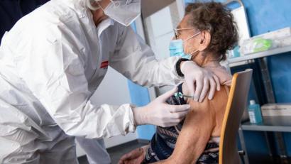 Bild: Sven Hoppe/dpa
Eine Mitarbeiterin des Bayerischen Roten Kreuzes (BRK) impft die 100-jährige Juliana Pauler in einem Impfzentrum mit dem Impfstoff gegen das Corona-Virus SARS-CoV-2 von Biontech/Pfizer.