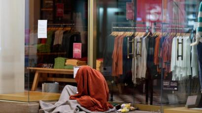 Bild: Henning Kaiser/dpa
Im Winter haben Obdachlose es besonders schwer, Corona verschlimmert die Lage zusätzlich. Szenen wie diese gibt es allerdings fast nur in großen Städten, in der ländlichen Oberpfalz kommen wohnungslose Menschen zumeist in Notunterkünften unter.