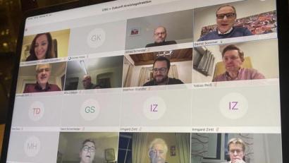 Bild: Margit Bayer/exb
Digital-Konferenz von CSU und ZLT: Von oben links Margit Bayer (Fraktionsgeschäftsführerin), Alfred Scheidler (stellvertretender Landrat), Bernd Sommer (CSU-Fraktionsvorsitzender), Landrat Roland Grillmeier, Klaus Meyer, Matthias Grundler (ZLT-Fraktionsvorsitzender), MdL Tobias Reiß, Franz Stahl, Peter Gold, Marion Höcht.