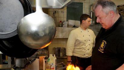 Archivbild: Huber
In der Gastro-Szene schickt man Azubis nicht zwingend in Kurzarbeit. sagt Michael Humbs, der Ausbildungsberater der IHK. Vergleichsweise einfach hätten es Lokale mit "Essen to go". Dort würden die Lehrlinge einfach weiter in der Küche arbeiten. In anderen Branchen sieht die Lage schwieriger aus.