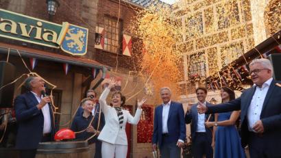 Bild: Kunz
Fabian Schütz (zweiter von links) drückte mit Paola (dritte von links) den Buzzer und eröffnete zusammen mit der Betreiberfamilie Mack die wieder errichte Attraktion "Piraten von Batavia". Rechts hält Baden-Württembergs Staatsminister für Touristik Guido Wolf den Daumen hoch.