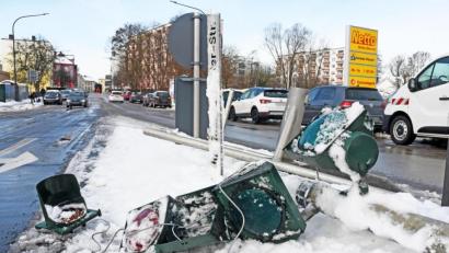 Bild: Gabi Schönberger
Bei Schneeglätte rutscht am Dienstagnachmittag ein Pkw gegen die Ampelanlage an der Kreuzung Brenner-Schäffer-Straße/Dr.-Pfleger-Straße und beschädigt diese.