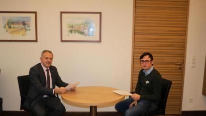 Bild: Walter Brucker/Landratsamt Tirschenreuth/exb
Integrationslotse David Runschke (rechts) erläuterte Landrat Roland Grillmeier seine künftigen Arbeitsschwerpunkte zur Integration von Neubürgern im Landkreis.