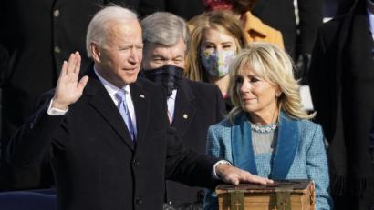 Bild: Andrew Harnik/AP/dpa
Joe Biden wird als 46. Präsident der Vereinigten Staaten vereidigt, während Jill Biden die Bibel während der Amtseinführung des Präsidenten hält.