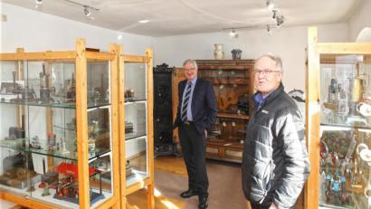 Bild: njn
(von links) Bürgermeister Johannes Reger und Museumsleiter Manfred Klöble in der Sonderausstellung "Dampfmaschinen"