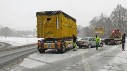Bild: Polizei Sulzbach-Rosenberg
Auf der B 85 stieß ein schleudernder Audifahrer an der Ausfahrt in Höhe der Krötenseeschule mit einem nachfolgenden Sattelschlepper frontal zusammen.