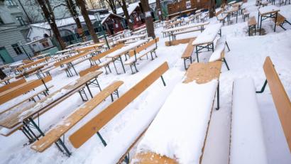 Bild: Peter Kneffel/dpa
Schnee liegt auf Bierbänken in einem Biergarten in München. Die Gastronomie wird auch weiterhin geschlossen haben.