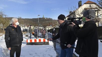 Bild: Petra Hartl
Anwohner Manfred Postler (links) im Interview mit dem ZDF-Team – Ludwig P. Klug und Kameramann Christian Emmerke.