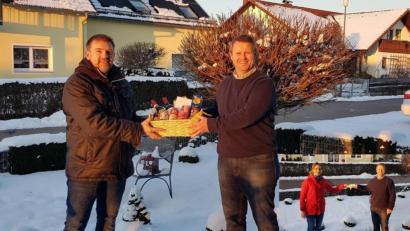 Bild: gz
Im coronakonformen Abstand dankten zeitlich versetzt Martin Nickl im Namen des TSV und Steffi Kaiser-Lehner für den Förderverein dem Kassier Markus Dimper.
