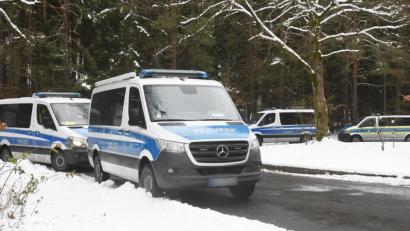 Bild: Gabi Schönberger
Mit einem Großaufgebot der bayerischen Bereitschaftspolizei, Spürhunden und mit einem Hubschrauber wird am Dienstag nach einem Raubüberfall im Weidener Westen die nähere Umgebung nach dem Flüchtigen abgesucht.
