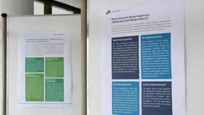 Bild: Gabi Schönberger
Auf den Schautafeln im Neuen Rathaus stehen sich die Inhalte der beiden Bürgerentscheide gegenüber. Entnommen sind sie der umstrittenen Infobroschüre der Stadt.