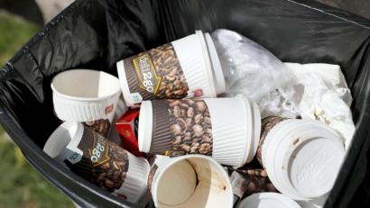 Bild: Jan Woitas/dpa
Restaurants, Bistros und Cafés sollen künftig dazu verpflichtet werden, auch Mehrwegbehälter für ihre To-Go-Produkte anzubieten.