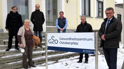 Bild: rhi
Das Ärzteteam am „Gesundheitszentrum Ostoberpfalz“ ist von zwei auf vier Mediziner angewachsen. Das Bild zeigt von links: Dr. Richard Wagner, Dr. Christine Boumadani, Walter Heigenhauser, Dr. Heinz Rödl, kaufmännischen Leiter Georg Keil und Bürgermeister Martin Birner.