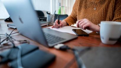 Symbolbild: Fabian Strauch/dpa
Eine Frau sitzt mit einem Laptop an einem Tisch im Homeoffice. Arbeitgeber werden von der Politik verstärkt dazu angehalten ihre Beschäftigten von zu Hause aus arbeiten zu lassen. Bundesarbeitsminister Hubertus Heil kündigt Kontrollen an.