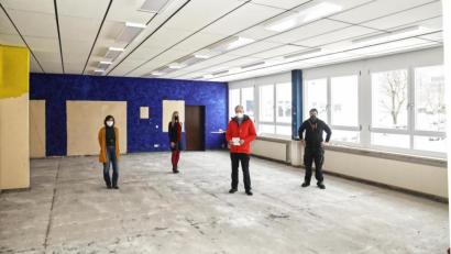 Bild: njn
Hier soll ein weiterer Gruppenraum für den städtischen Kinderhort entstehen. Auf dem Bild Bürgermeister Johannes Reger (zweiter von rechts) mit (von links) Hortleiterin Sabrina Goller, Rektorin Sabine Graser und Hausmeister Achim Brack.