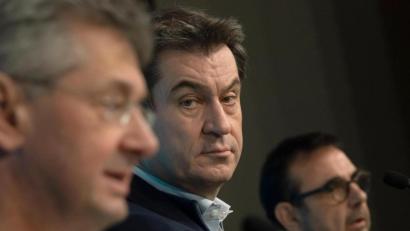 Bild: Peter Kneffel/dpa
Michael Piazolo (l-r, Freie Wähler), Staatsminister für Unterricht und Kultus, Markus Söder (CSU), Ministerpräsident von Bayern, und Klaus Holetschek (CSU), bayerischer Staatsminister für Gesundheit und Pflege.