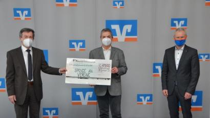 Bild: dob
37 Organisationen aus Vohenstrauß und Umgebung wurden von der Raiffeisenbank Neustadt-Vohenstrauß eG mit der Rekordsumme von 17.500 Euro bedacht. Stellvertretend für alle Vereine und Institutionen nahm Bürgermeister Andreas Wutzlhofer den Spendenscheck im Raiffeisensaal von Vorstandsmitglied und Direktor Robert Stahl sowie Geschäftsstellenleiter Hermann Helm entgegen.