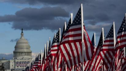 Bild: Alex Brandon/AP/dpa
Amerikanische Flaggen auf der National Mall vor dem Kapitol in Washington. Am 20. Januar findet hier die Amtseinführung des designierten US-Präsidenten Biden und der designierten US-Vizepräsidentin Harris statt.