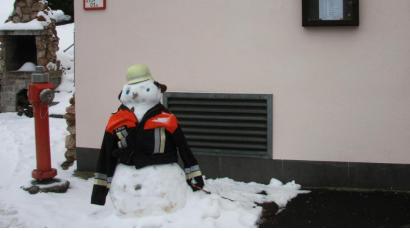 Bild: wro
Auf den Feuerwehrmann in Schönhaid folgte nun ein weiterer in Falkenberg (Bild). Dabei soll es aber nicht bleiben. Es sollen noch weitere Vereins-Schneemänner oder -frauen in der Region dazu kommen.