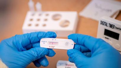 Archivbild: Kay Nietfeld/dpa
Ein Sanitäter hält einen Testträger eines Corona-Schnelltests in der Hand.