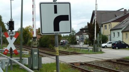 Archivbild: Wilhelm Amann
Die Deutsche Bahn möchte das Eisenbahnkreuzungsgesetz bei der Beseitigung des Bahnübergangs im Ledermühlweg (Bild) nicht anwenden. Das hätte finanzielle Nachteile für die Stadt Nabburg