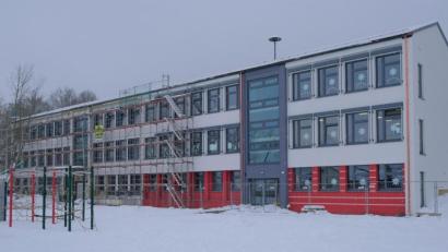Bild: tkr
Ein modernes und helles Ambiente bieten die sanierten Räume der Grundschule Teunz. Auch an der Außenfassade ist bereits das neue Gesicht sichtbar. Im Innenbereich wird mit Hochdruck gearbeitet, während im Außenbereich die Arbeit ruht. Im Frühjahr wird die Sanierung des Hauptgebäudes abgeschlossen.