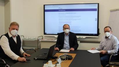 Bild: stg
Bürgermeister Roman Schäffler (Mitte), VG-Geschäftsstellenleiter Reinhard Herr (links) sowie Ordnungsamt-Leiter Martin Graser wollen, dass alle Senioren, die sich impfen lassen lassen möchten, auch die Möglichkeit dazu bekommen.