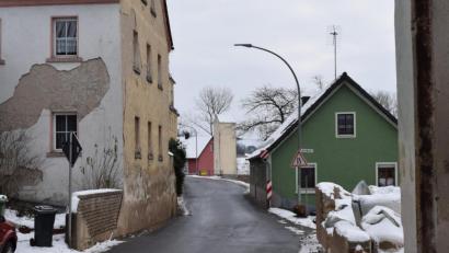 Bild: bnr
Ein echtes Verkehrshindernis ist die Engstelle der Staatsstraße in Altendorf. Künftig soll hier "Zone 30" gelten.