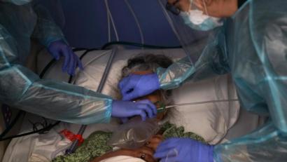 Symbolbild: Jae C. Hong
Der Kampf gegen das Virus. In der zweiten Welle scheinen die Pflegekräfte und Mediziner erfolgreicher zu sein.