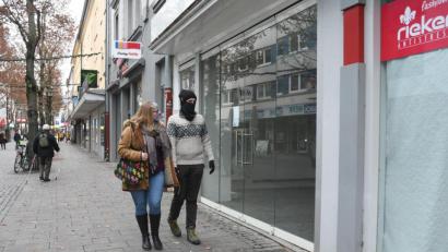 Bild: Gabi Schönberger
Einkaufsbummel entlang der Schaufensterfronten. Doch oft genug ist in den Geschäften nicht mehr zu sehen. Die Zahl der Leerstände erhöht sich zunehmend. Mit jedem Leerstand verliert die Innenstadt an Attraktivität.