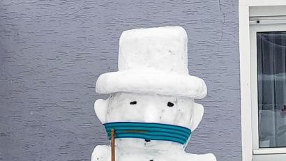 Bild: zer
Der Schneemann mit Maske. Zumindest der in Luhe.