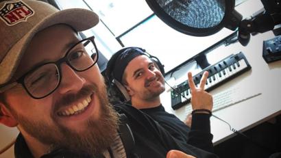 Bild: Merl/exb
Im Oktober waren Musikproduzent Brayzbeats (rechts) und Rapper Felix Merl alias Feel.ikx im Studio in Flensburg, um den neuen Song "Koordinaten" aufzunehmen.