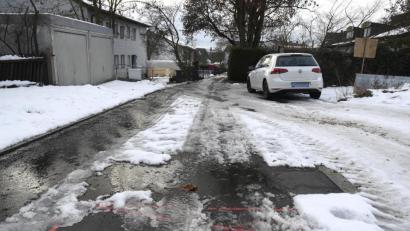 Bild: Petra Hartl
In der Dostlerstraße zeigt jetzt nur noch eine schneefreie Fläche, wo seit dem 7. Januar der Pflanztrog stand, der das Abrechnungsproblem lösen soll.
