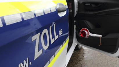 Bild: Andreas Scholz/exb
Zollfahnder haben einen Kleinbus nähe Waidhaus angehalten und entdeckten 24.000 Schmuggelzigaretten.