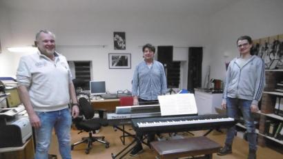 Archivbild: mma
Thomas Fenk, Säm Kraus und Jürgen Huber im Jubiläums-Planungszentrum im Roßstall vom Nejbauern in Süß.