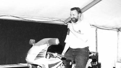 Archivbild: Fritz Fürk
Kraftfahrzeugmechanikermeister Sepp Zeitler aus Speinshart hat in zweijähriger Kleinarbeit einen Wasserstoffmotor für Zweiräder entwickelt.