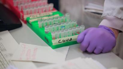 Bild: Danny Lawson/PA Wire/picture alliance/dpa
Die Kapazitäten in den Laboren geraten langsam an ihre Grenzen: Auch im Stadtgebiet Amberg und im Landkreis Amberg-Sulzbach gibt es immer mehr Menschen, die positiv auf das Coronavirus getestet werden.