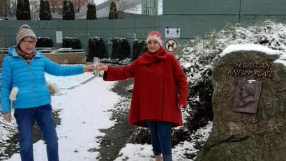 Bild: exb
Gisela Prüll (links) und Evelin Hensel vom Amberger Kneippverein beim Schneetreten.
