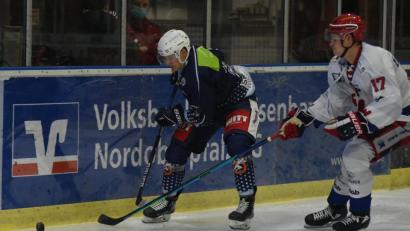 Archivbild: gb
Die Blue Devils gastieren am Freitag beim EC Peiting und empfangen am Sonntag den Deggendorfer SC. Das erste Heimspiel gegen den DSC gewannen die Weidener (Szene mit Raul Jakob, links) mit 6:1.