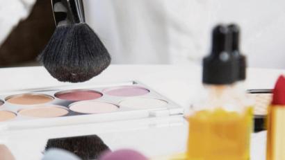 Bild:  Christin Klose/dpa
Nicht jedes Kosmetikprodukt mit natürlichen Inhaltsstoffen ist auch bio – oder gar vegan.