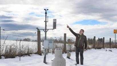 Bild: Gabi Schönberger
Betriebsleiter Andreas Kiener erklärt die Funktionen der Wetterstation im Staatsgut Almesbach.