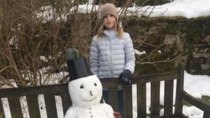 Bild: Martina Söllner-Gradl/exb
Anna zusammen mit dem Schneemann, der auf der Bank beim Schlosses Hardeck Platz genommen hat.